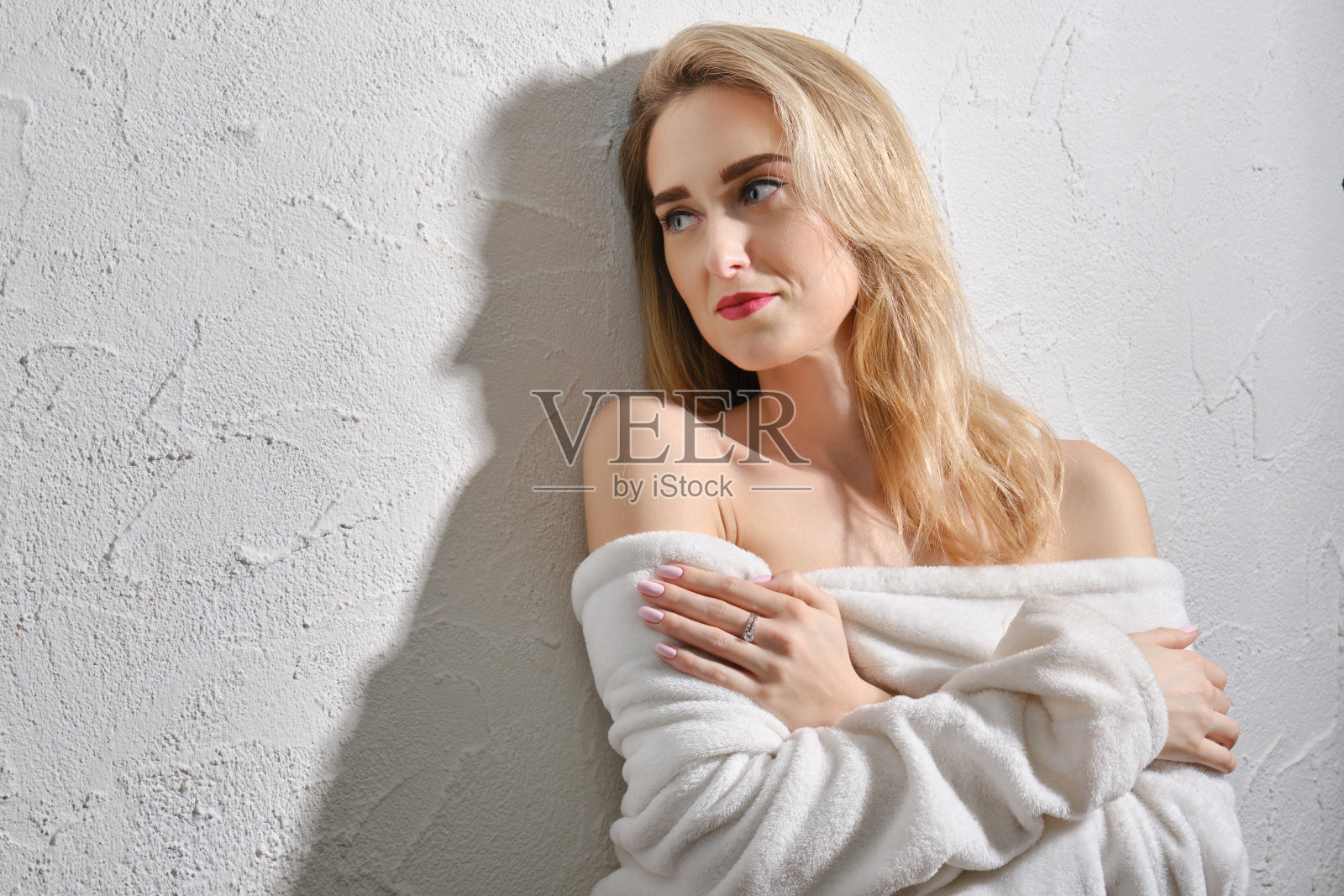 女人在浴袍照片摄影图片