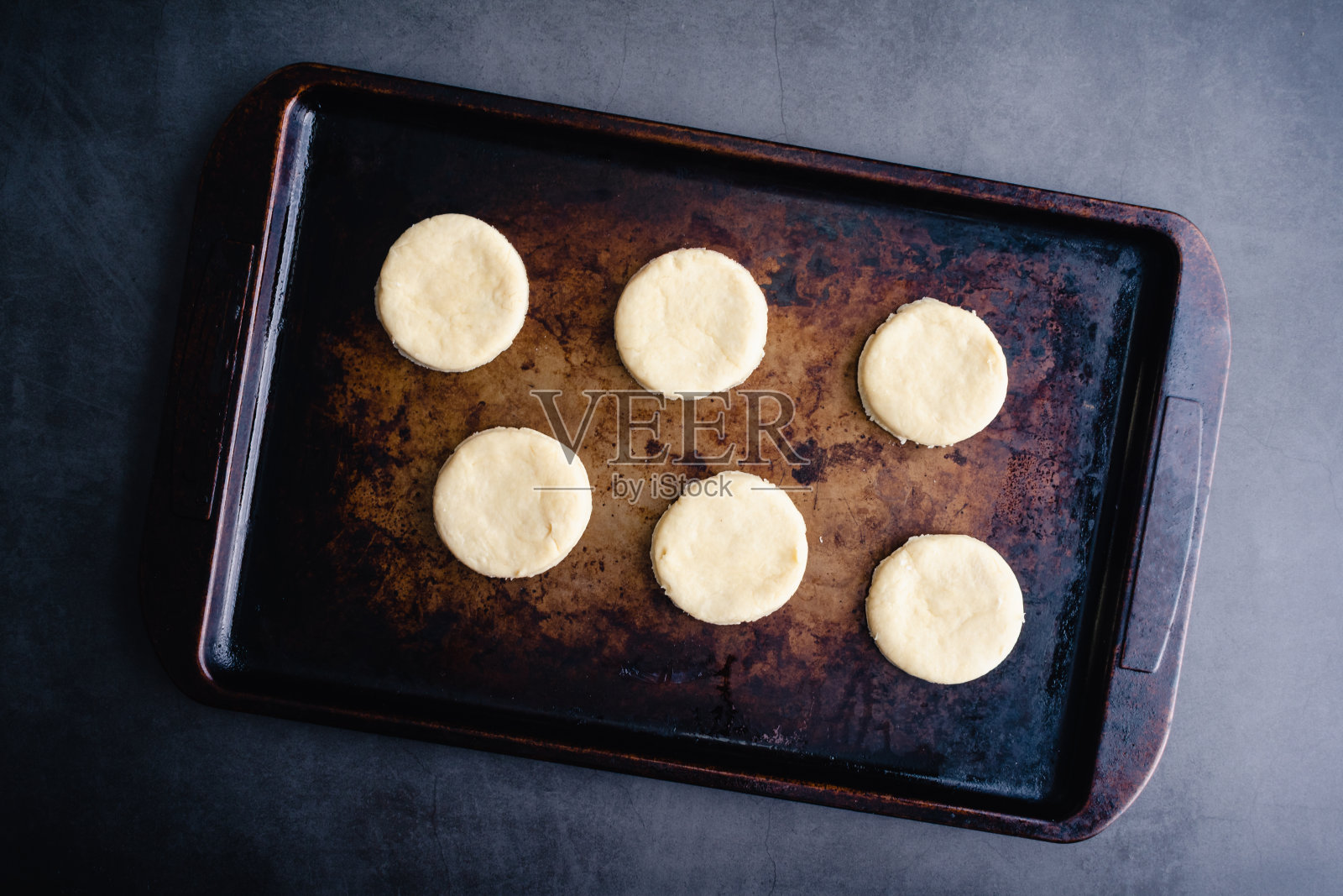 在平底锅上的生饼干的俯视图照片摄影图片