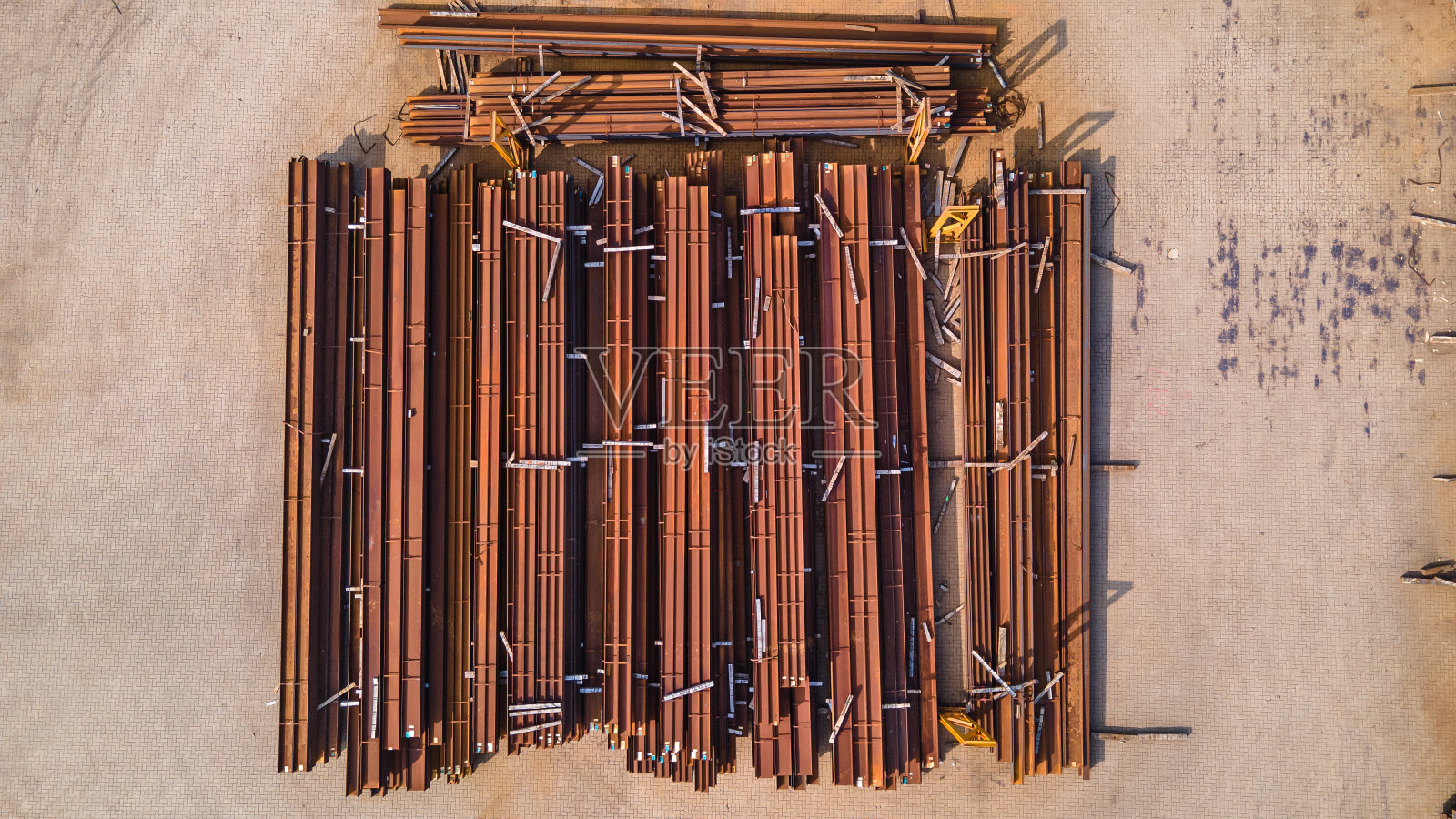 钢梁，锈迹斑斑，干净整洁，由工业园区的仓库承建。照片摄影图片