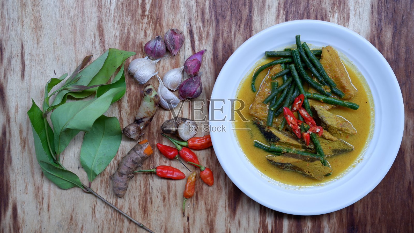 印尼菜，熏鱼咖喱照片摄影图片