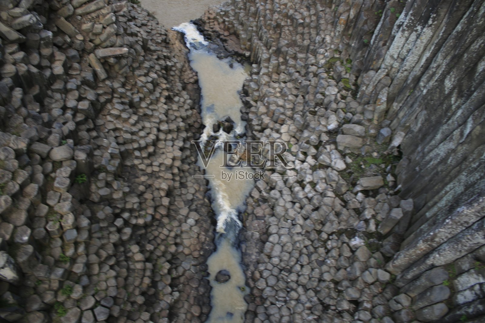 有棱柱状岩石的瀑布照片摄影图片