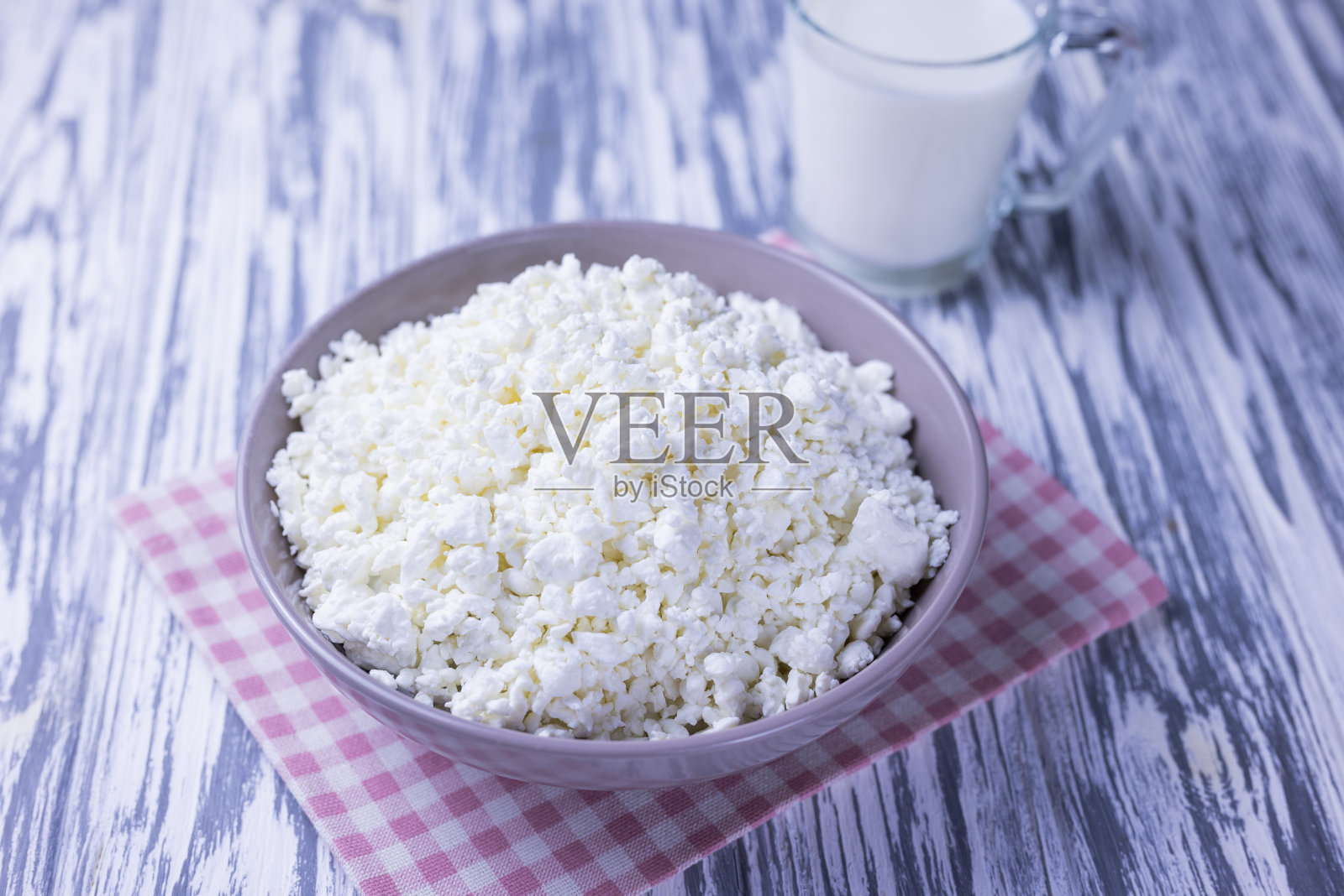 奶产品村舍干酪在一个盘子与牛奶在一个木制的背景照片摄影图片