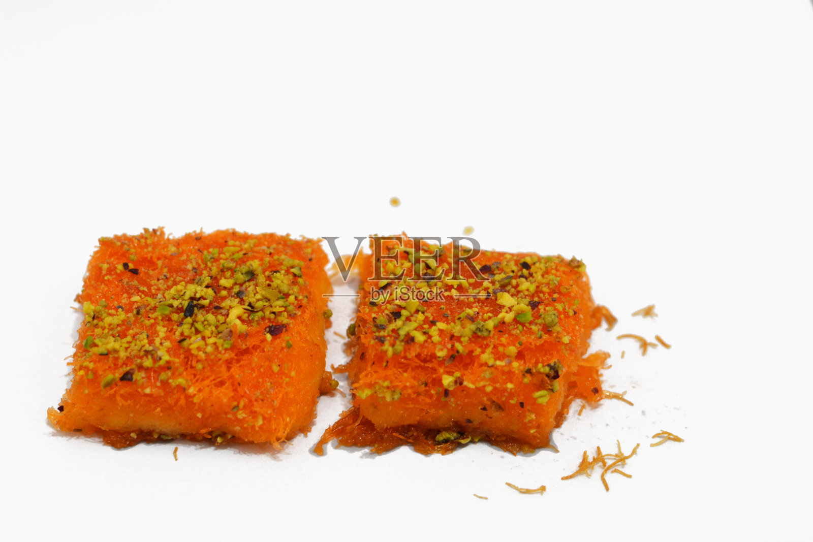 叙利亚美食甜点Knavea Nabulsiya，这是纳布卢斯著名的Kunafa奶油和奶酪，浸泡在甜糖浆中，覆盖开心果照片摄影图片