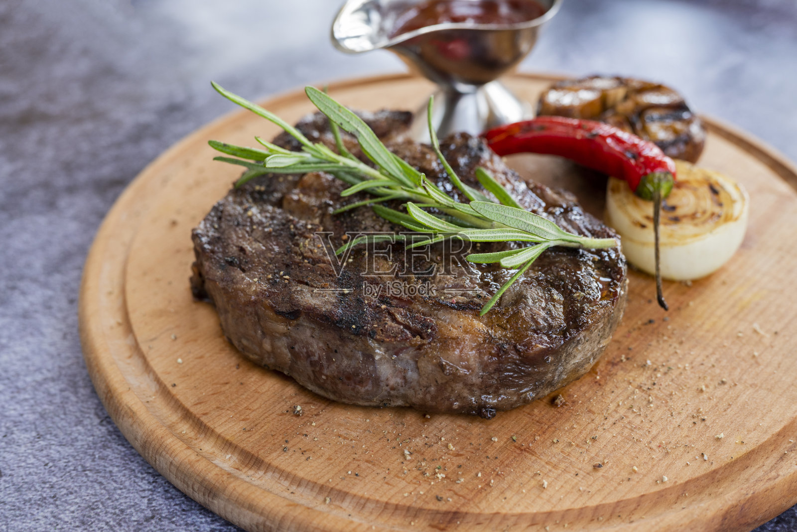 肋眼牛排:在餐馆的木板上烤的小牛肉和牛肉照片摄影图片