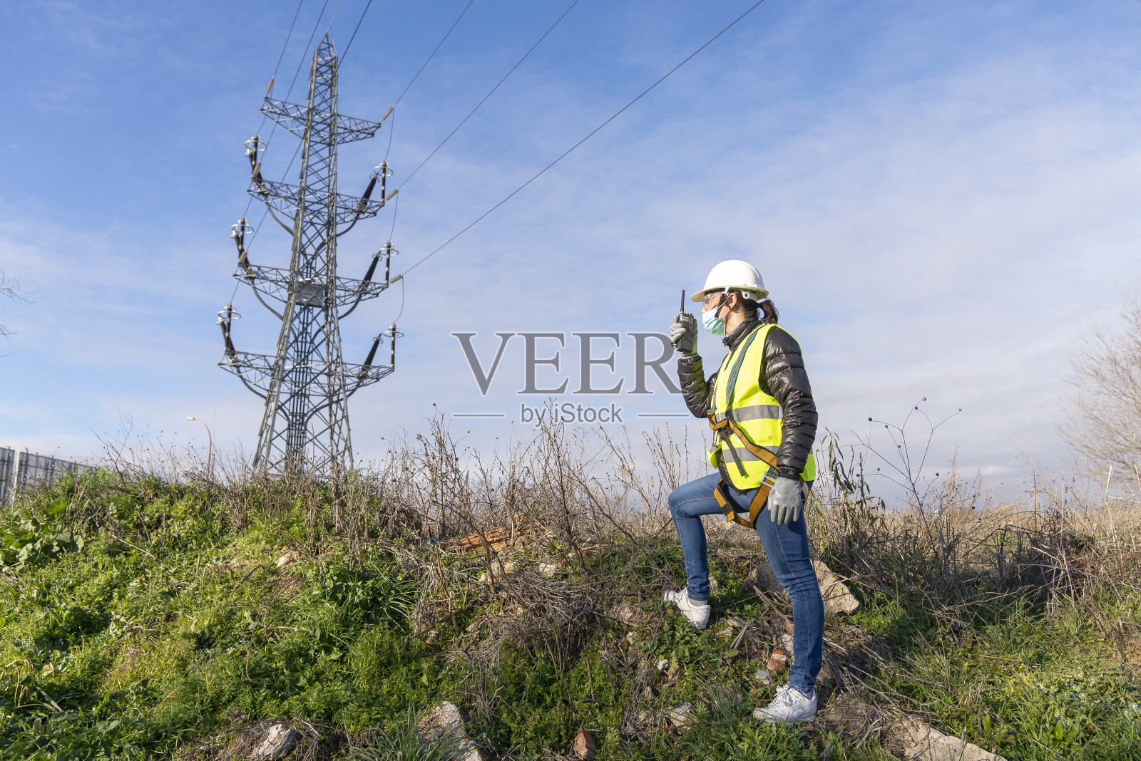 在工作中使用安全设备的女性照片摄影图片
