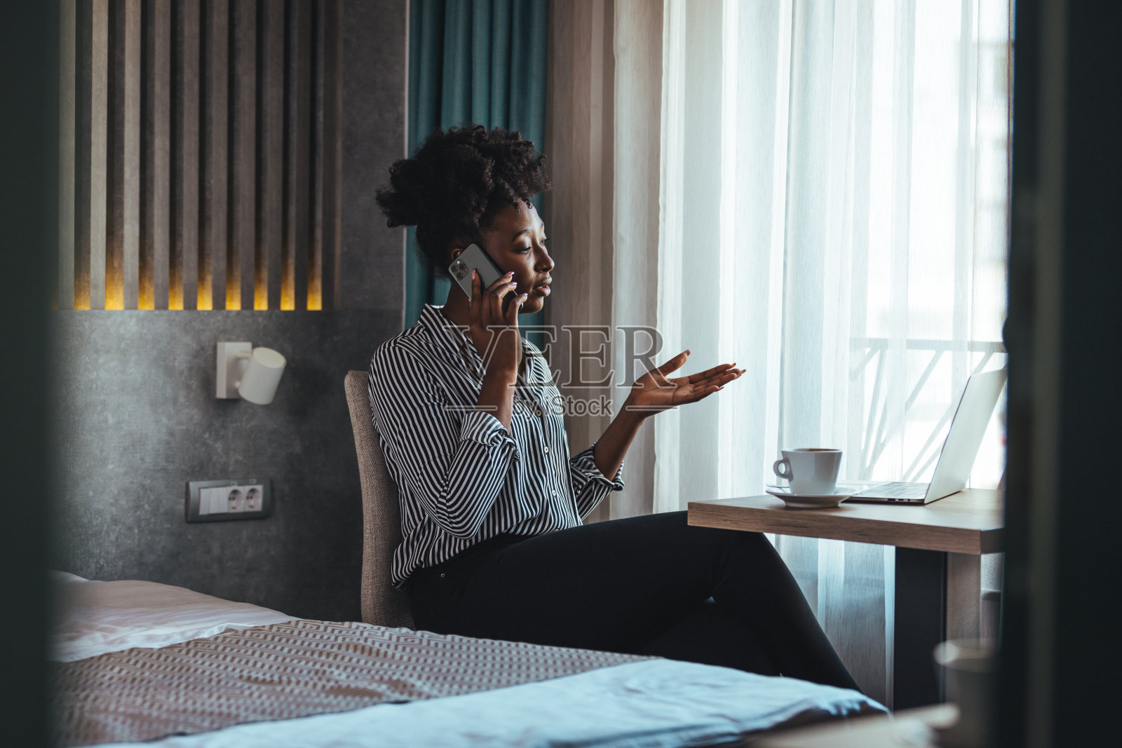 有魅力的员工在打电话照片摄影图片