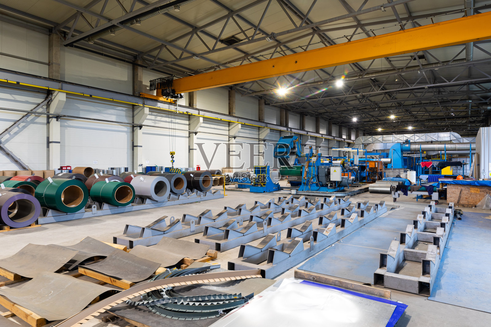 金属板材型材成型机，屋面钢瓦制造工艺，工业制造。工厂背景照片摄影图片