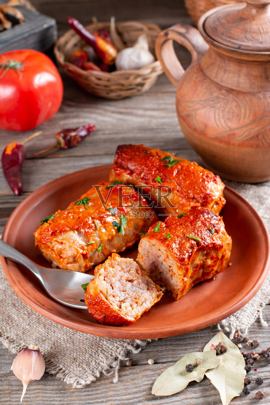 填满卷心菜叶。卷心菜朵玛，在阿塞拜疆一年四季都很受欢迎照片摄影图片