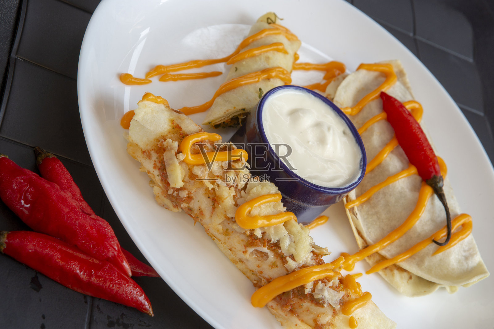 一盘墨西哥卷饼和油炸玉米粉饼照片摄影图片