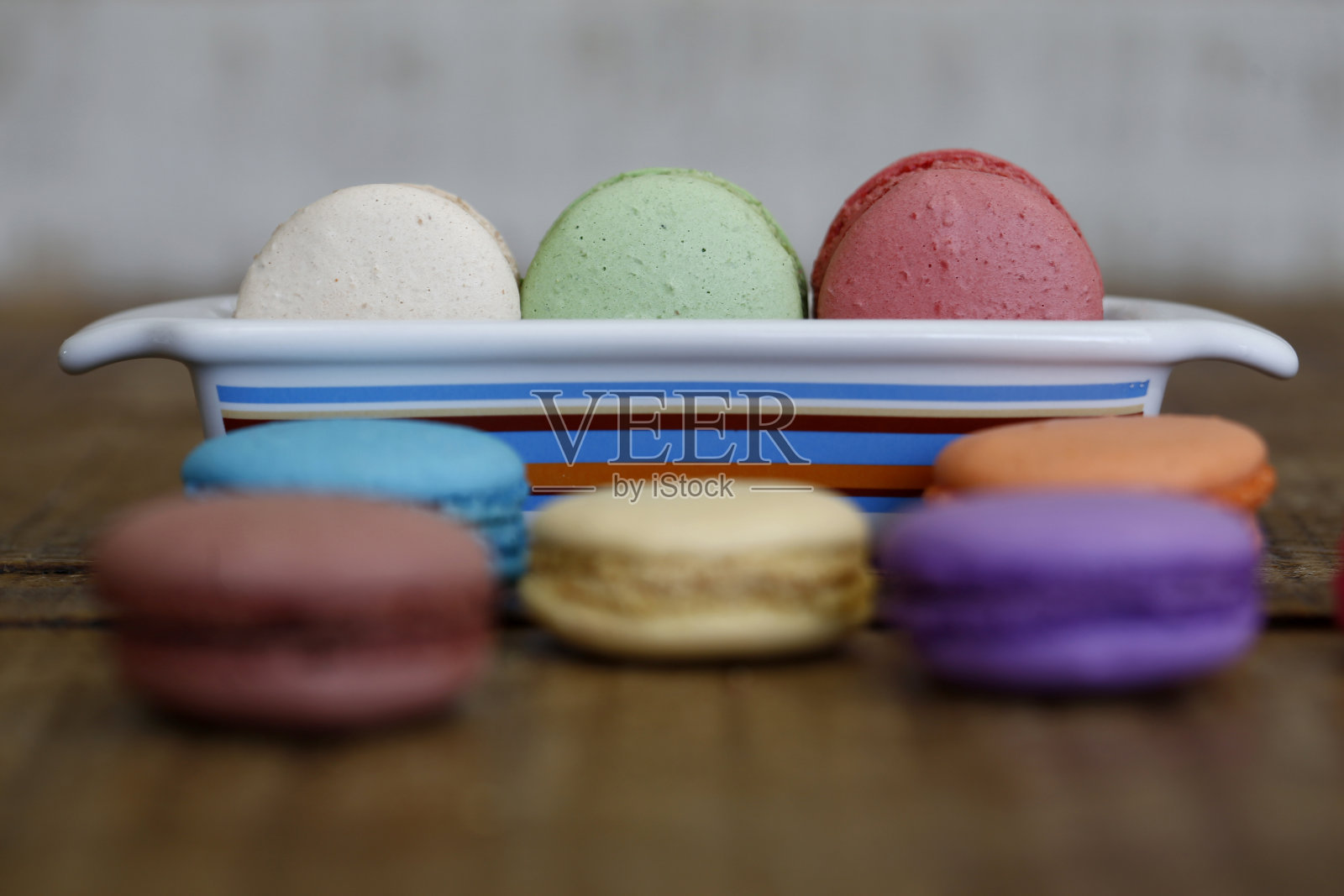 乡村木桌上五颜六色的马卡龙照片摄影图片