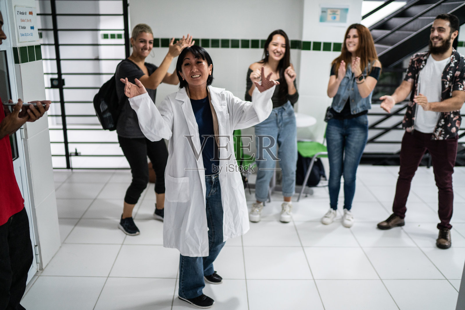 老师和学生在学校跳舞照片摄影图片