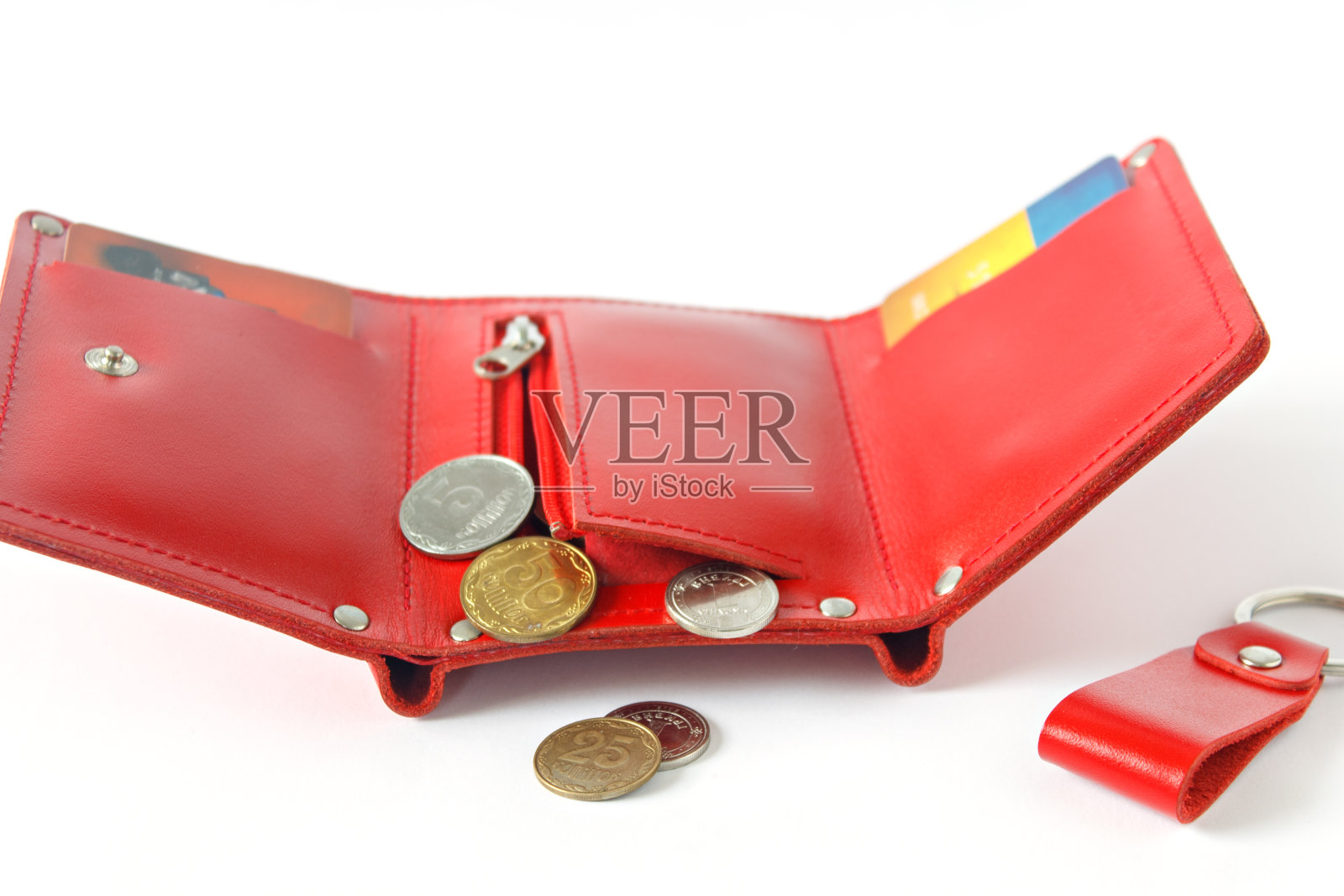 皮革亮红色钱包与钱在一个白色的背景。水平放置。隔离。。乌克兰乌克兰夫纳照片摄影图片