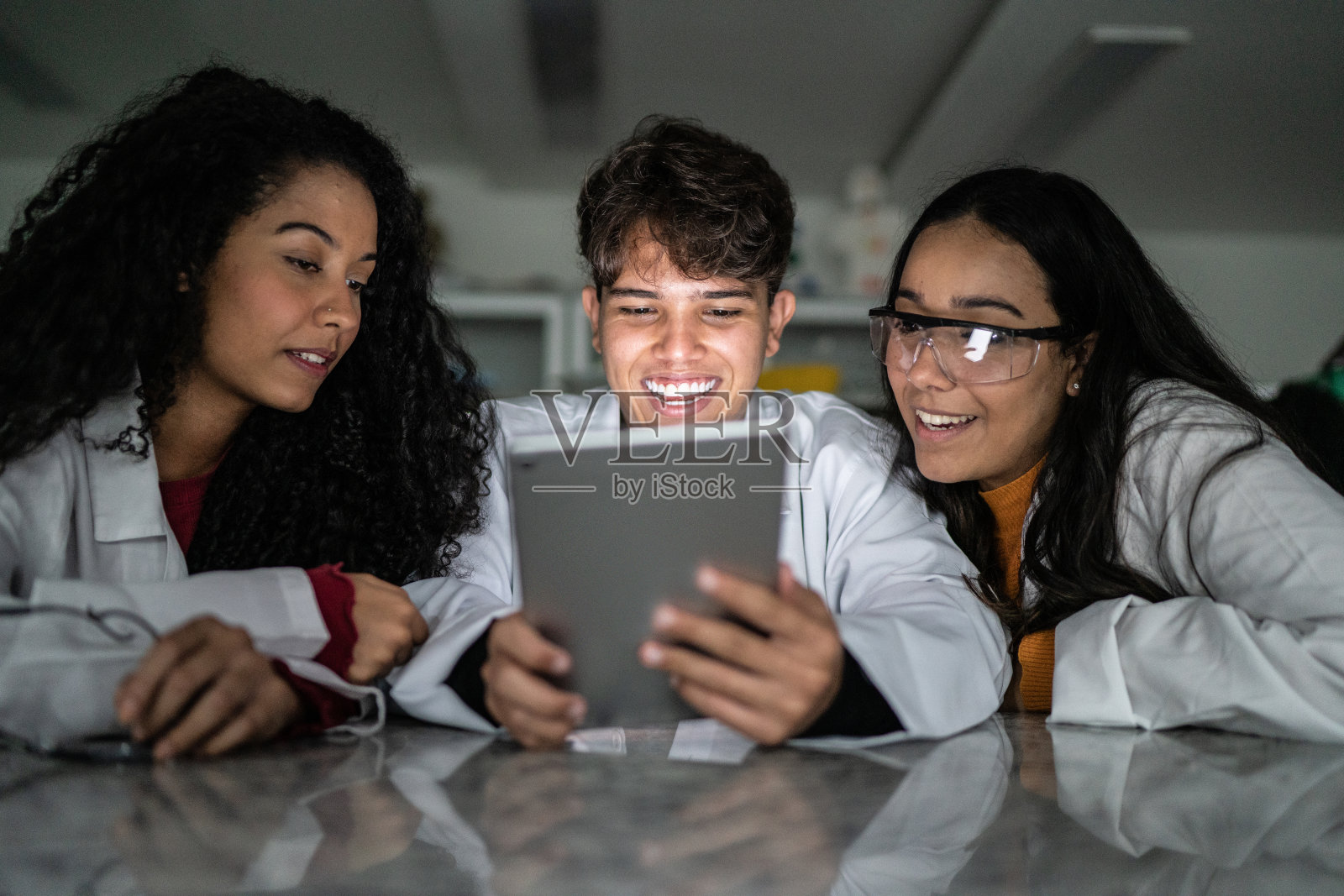 学生们在学校的实验室里使用数码平板电脑照片摄影图片