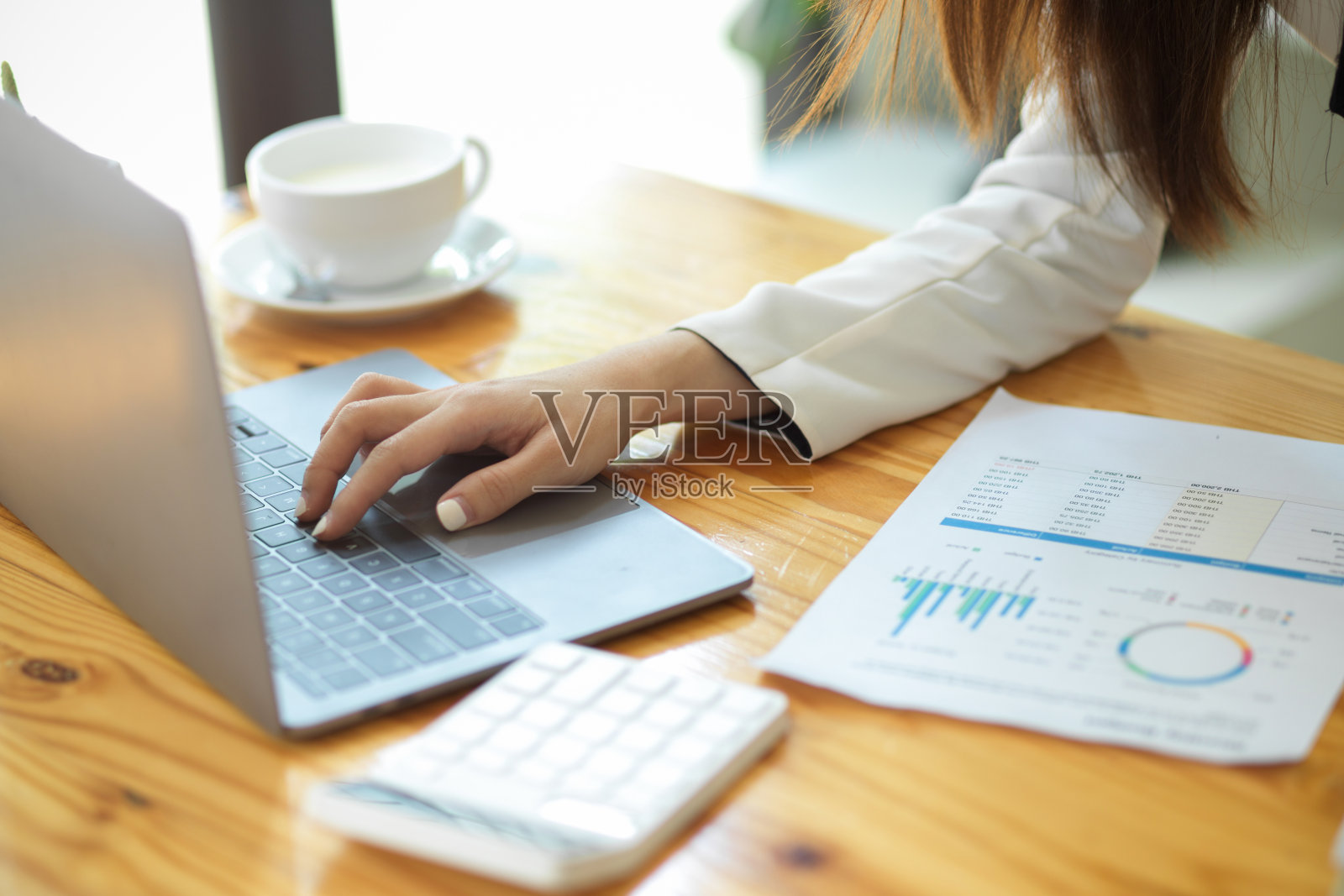 剪裁的形象，一个女商人在数字笔记本电脑上工作照片摄影图片