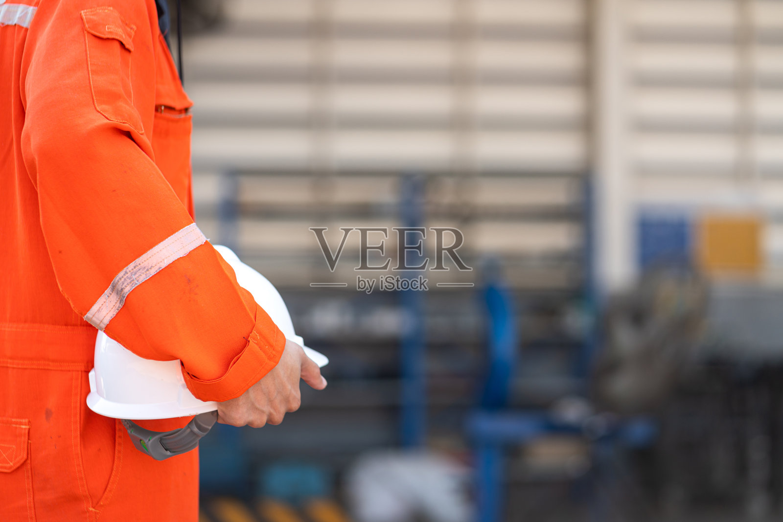 戴白色安全帽-工业安全作业动作。照片摄影图片