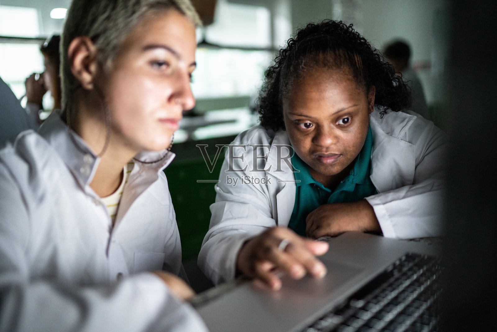 在实验室使用笔记本电脑的学生 - 包括有特殊需求的人照片摄影图片