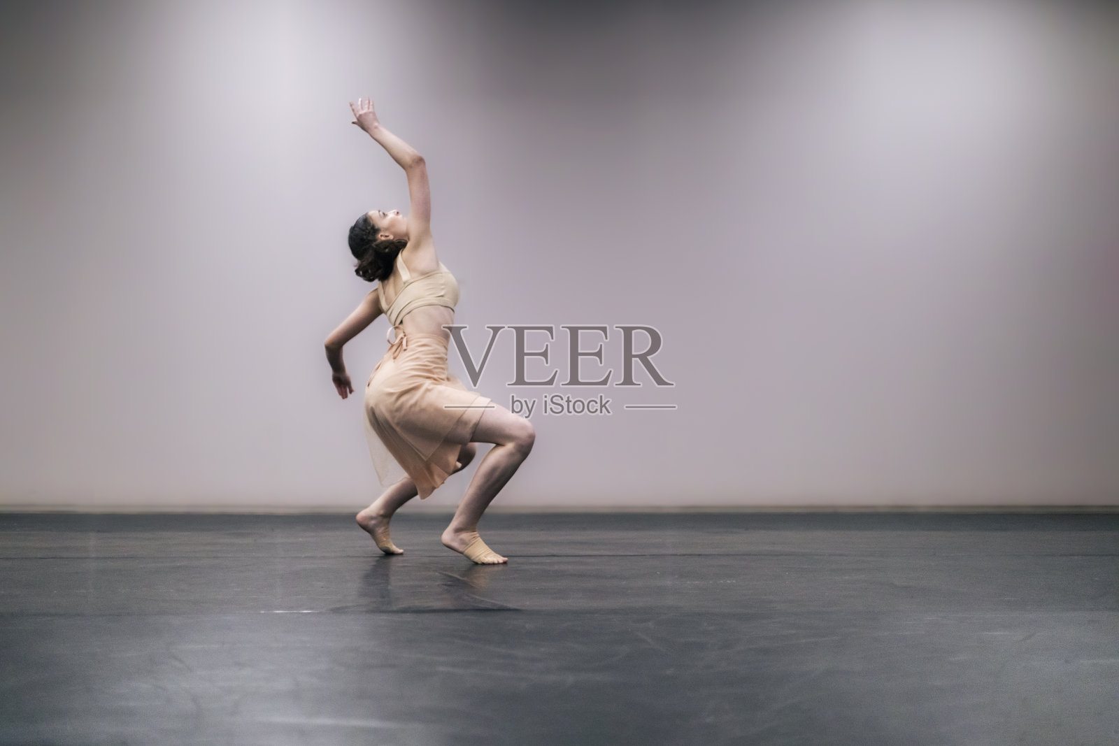 年轻女孩在舞台上表演现代舞照片摄影图片