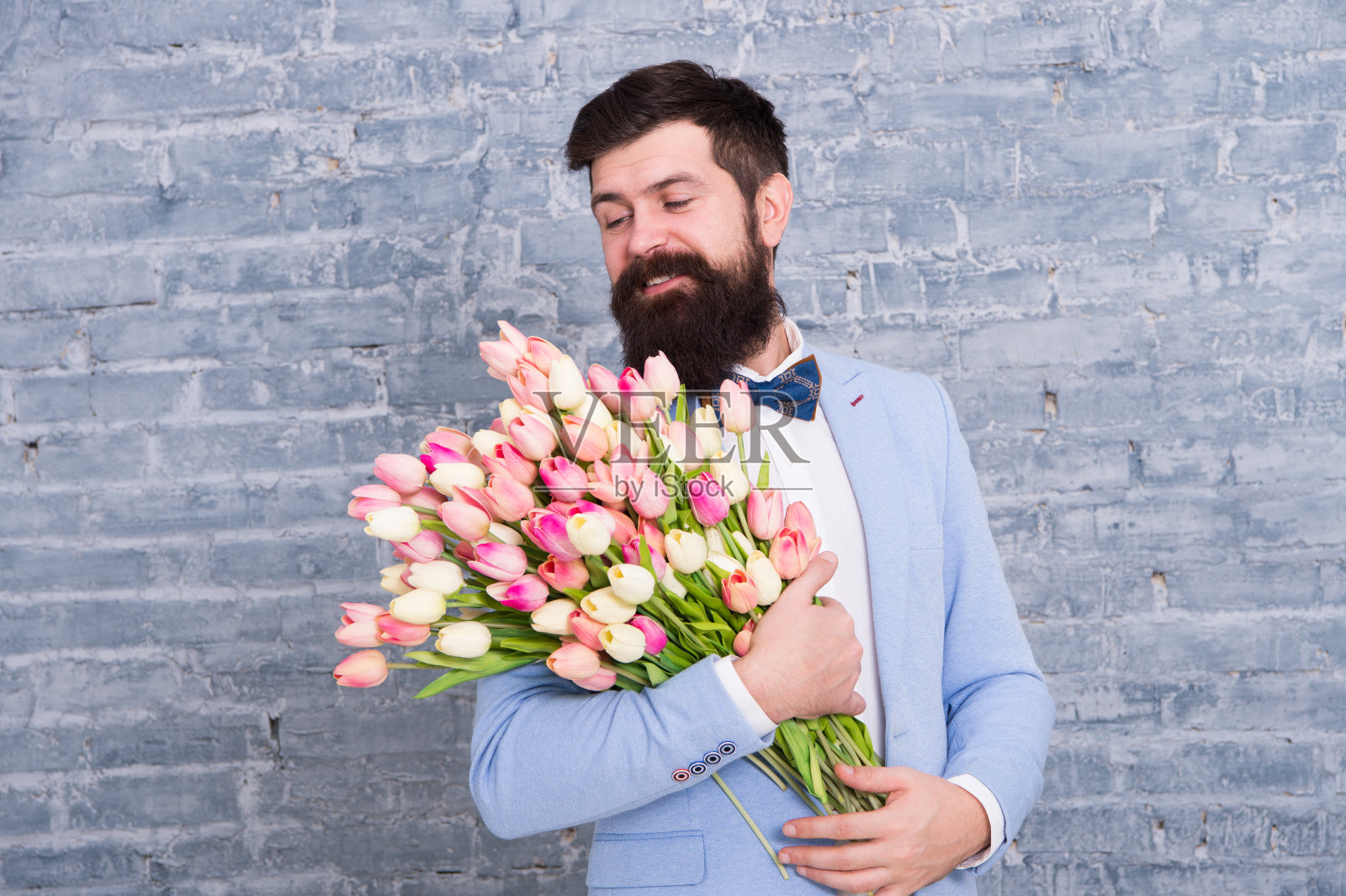 妇女节：3月8日郁金香花束男士示爱照片摄影图片