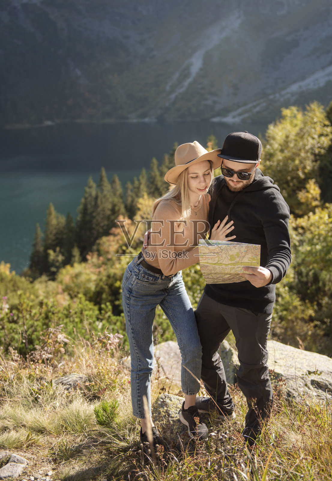 一对年轻的旅游夫妇，一男一女，在山间徒步旅行照片摄影图片