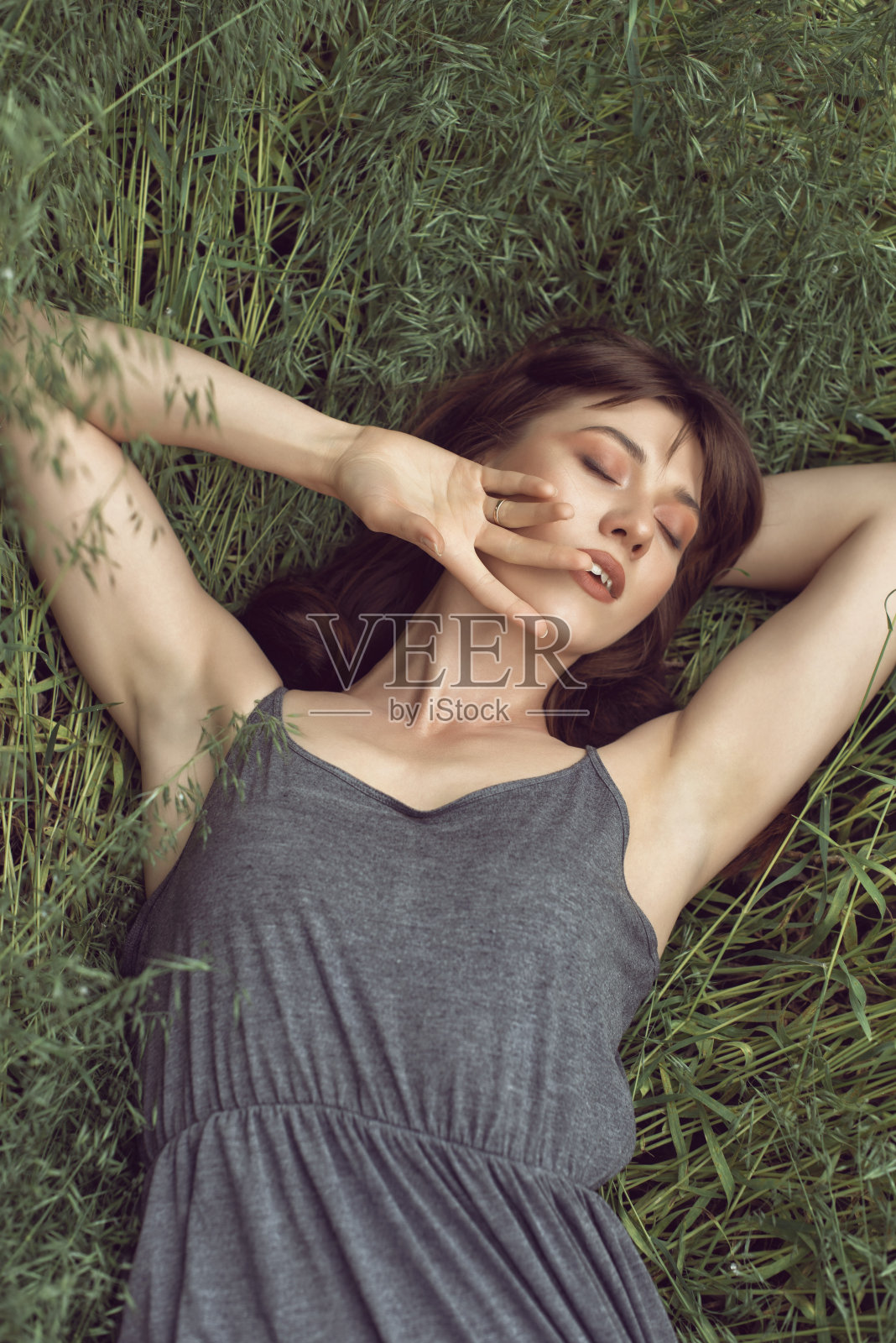 春天田里的年轻女子照片摄影图片