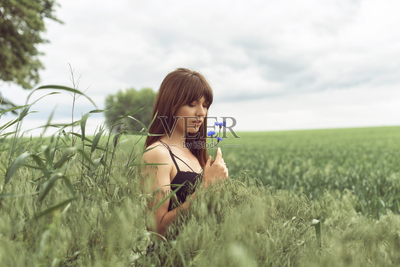 春天田里的年轻女子照片摄影图片