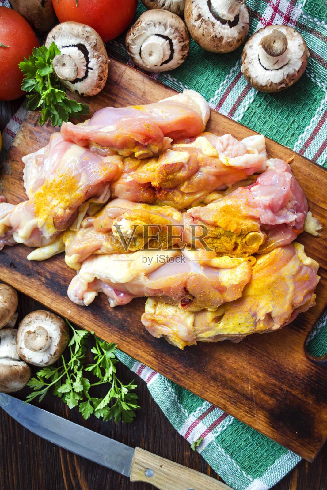 生鸡腿配香料和蘑菇照片摄影图片