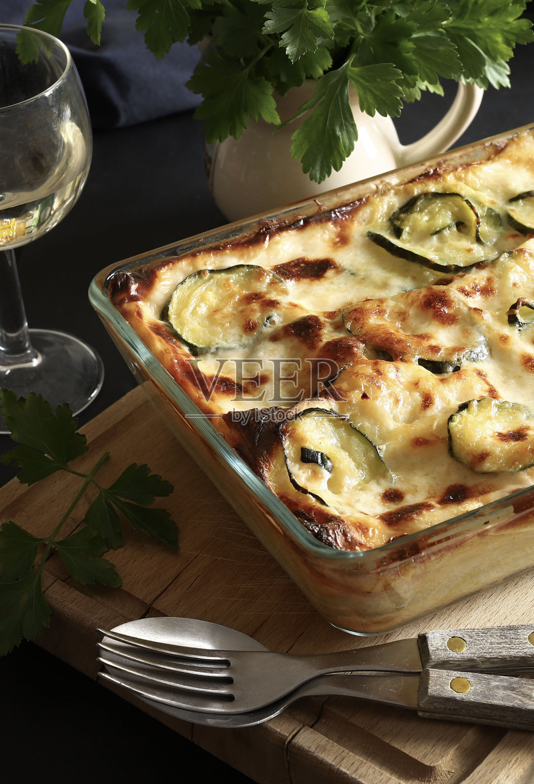 烤宽面条、意大利菜。照片摄影图片