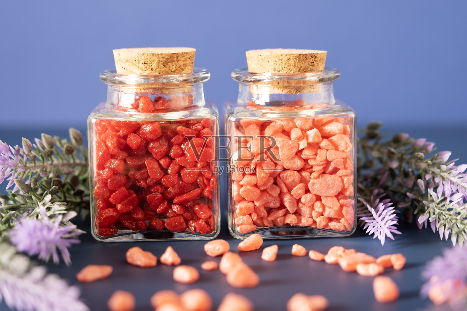 美容产品样品与新鲜的紫色和蓝色干薰衣草，关闭。照片摄影图片