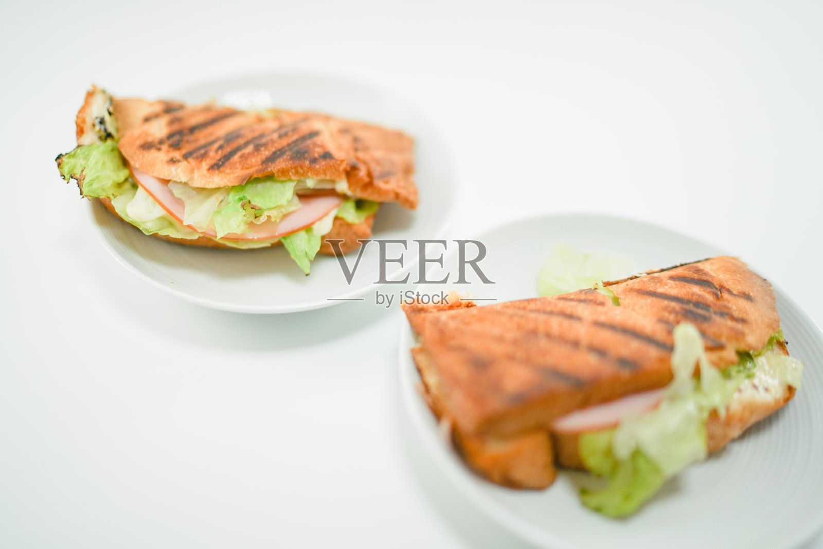 热沙放在白色盘子上照片摄影图片