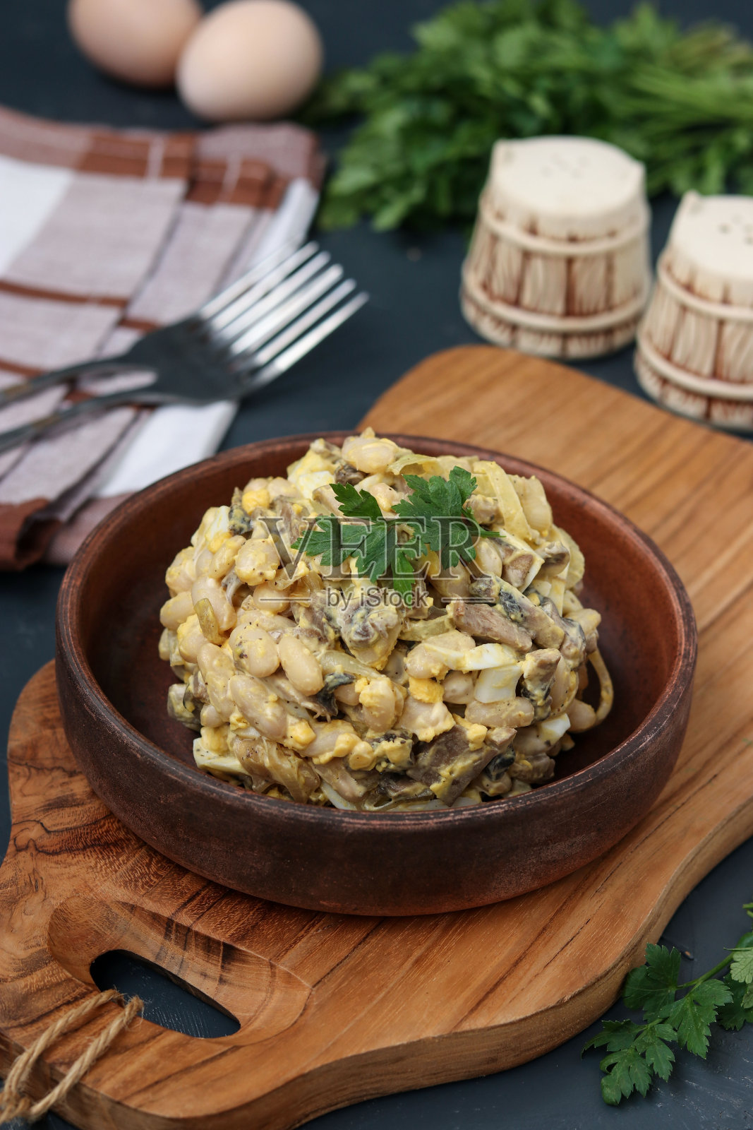 豆子，鸡蛋和香槟沙拉在棕色盘子上木板，特写照片摄影图片