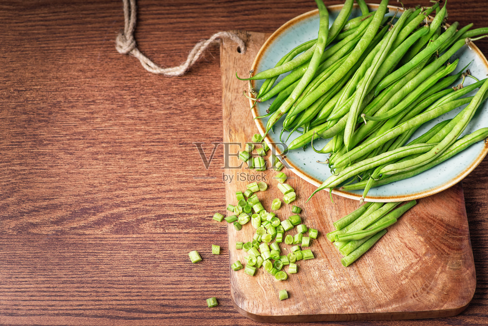 健康和新鲜的食物。整颗切碎的新鲜青豆放在砧板上。一碗青豆。副本的空间。新鲜芦笋豆。采购产品沙拉，木制背景，菠菜沙拉，健康的新鲜食品。照片摄影图片
