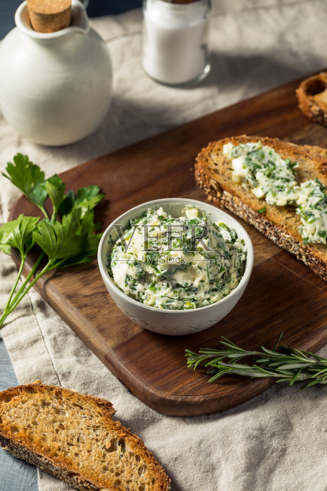 健康的自制香草黄油和面包照片摄影图片