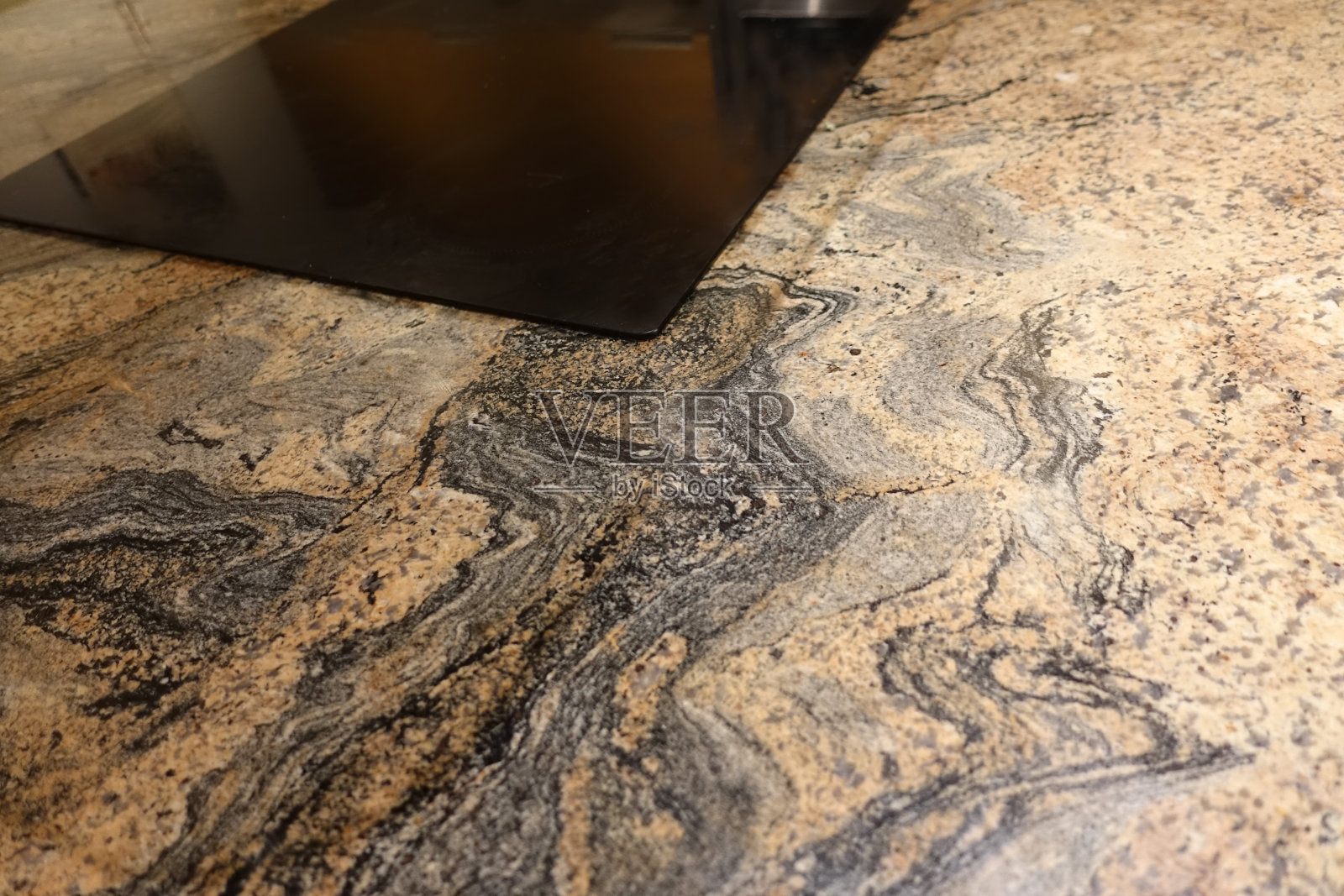 花岗岩厨房工作台与陶瓷滚刀照片摄影图片