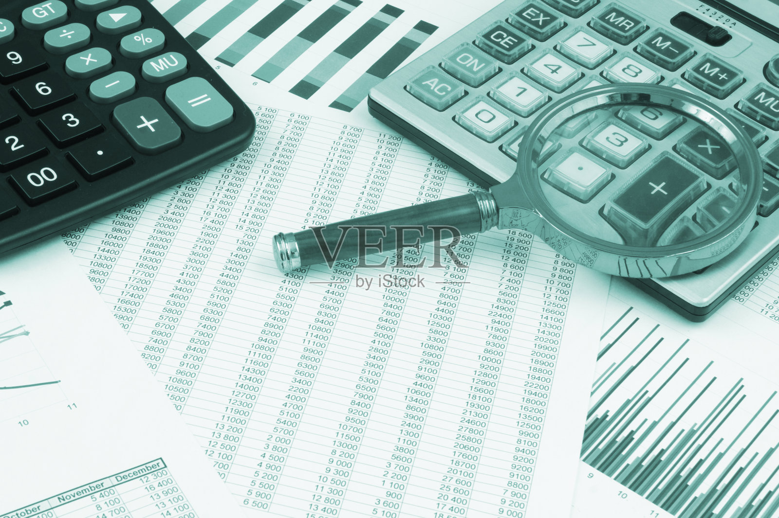 经营理念与放大镜，计算器和财务文件照片摄影图片