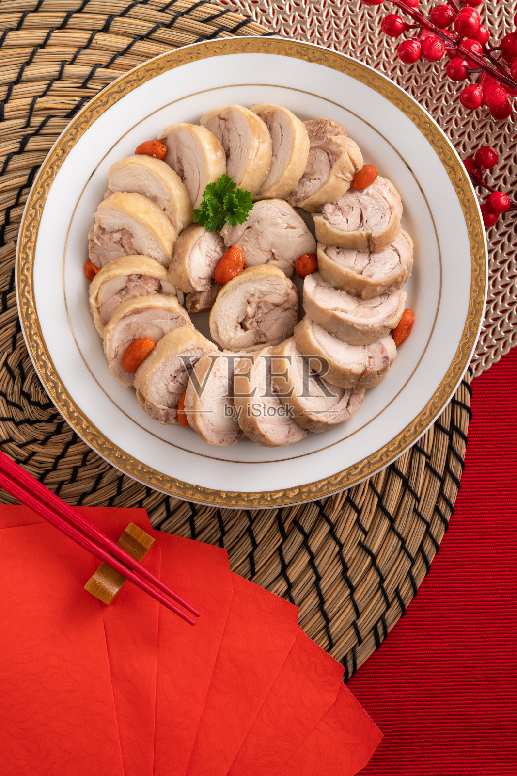 美味的鸡肉卷浸泡在中国的葡萄酒中，是新年的菜肴。照片摄影图片