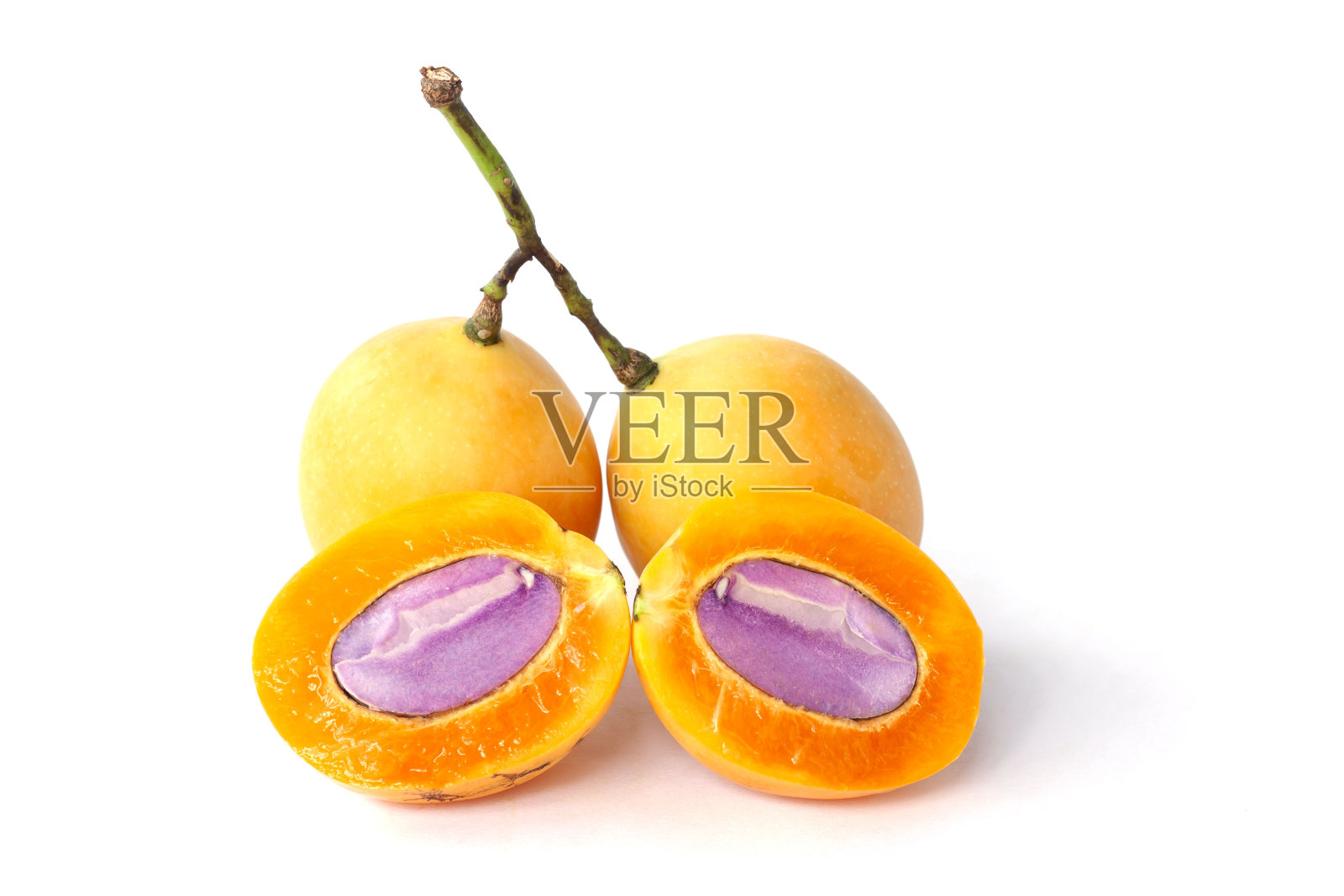 切一半和整个成熟的茉莉安李子或李子芒果泰国人称为马普兰孤立在白色背景。照片摄影图片