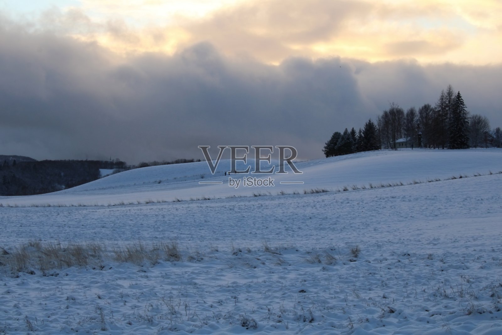 景观，雪和多云的天空照片摄影图片