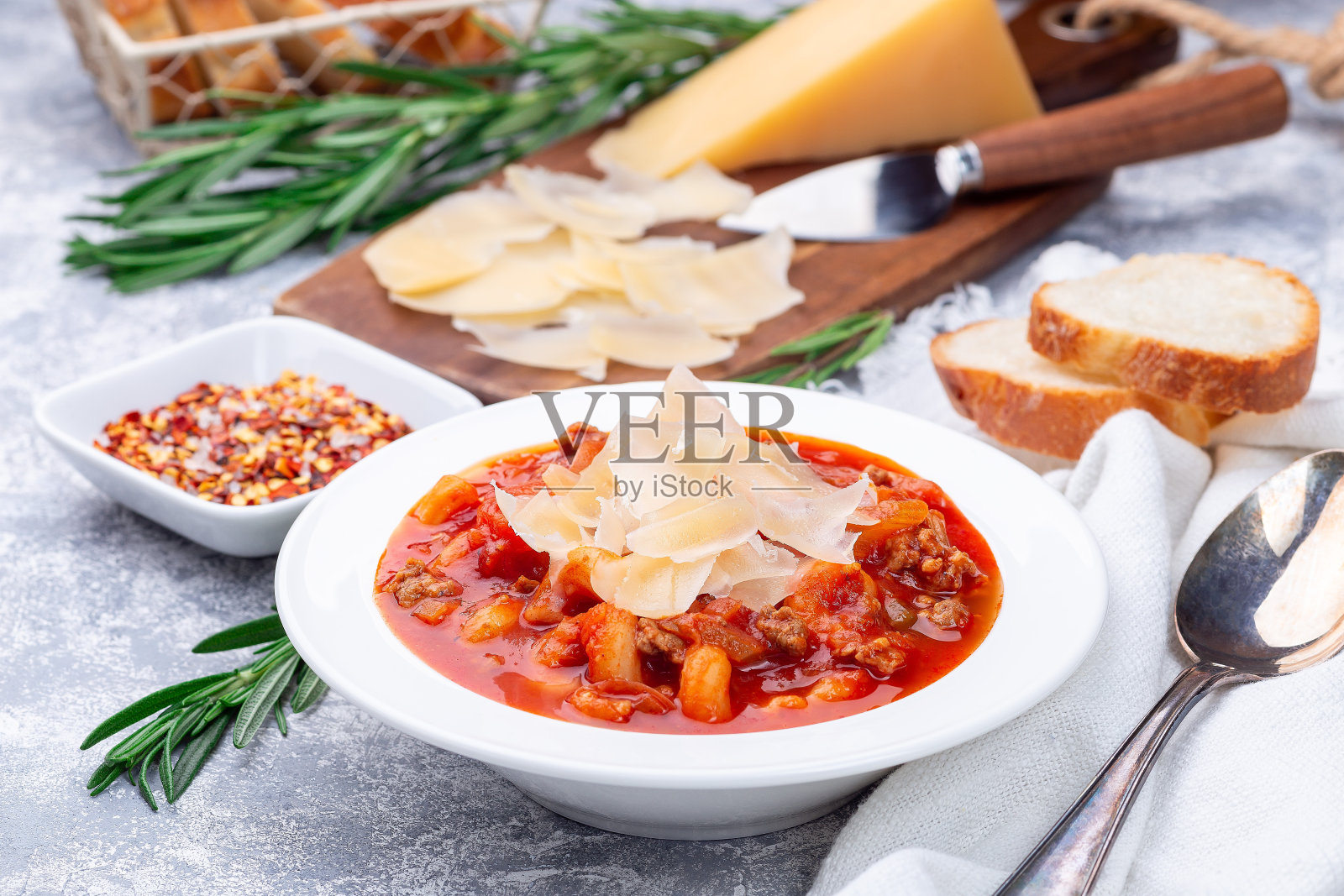 美味的意大利蔬菜通心粉浓汤，配上cavatappi意大利面，豆子和蔬菜，还有脆皮面包照片摄影图片