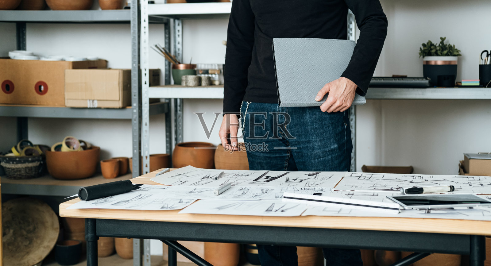 一个在办公室工作的匿名设计师照片摄影图片