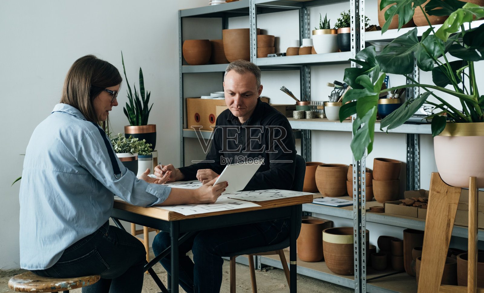 建筑师团队在一个新的商业项目上共同工作照片摄影图片
