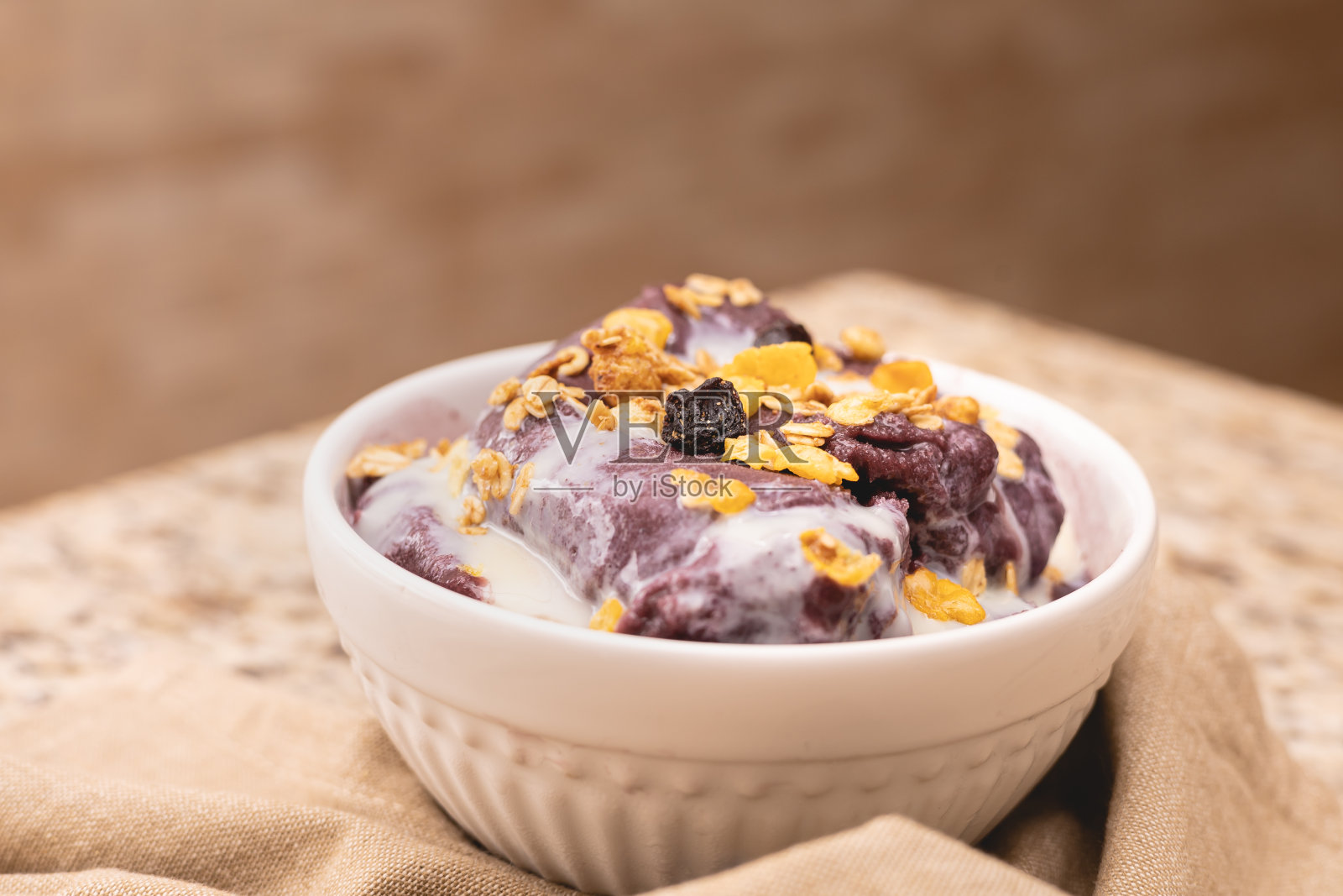 Açaí与格兰诺拉麦片和炼乳一起冻在碗里。巴西的食物。照片摄影图片