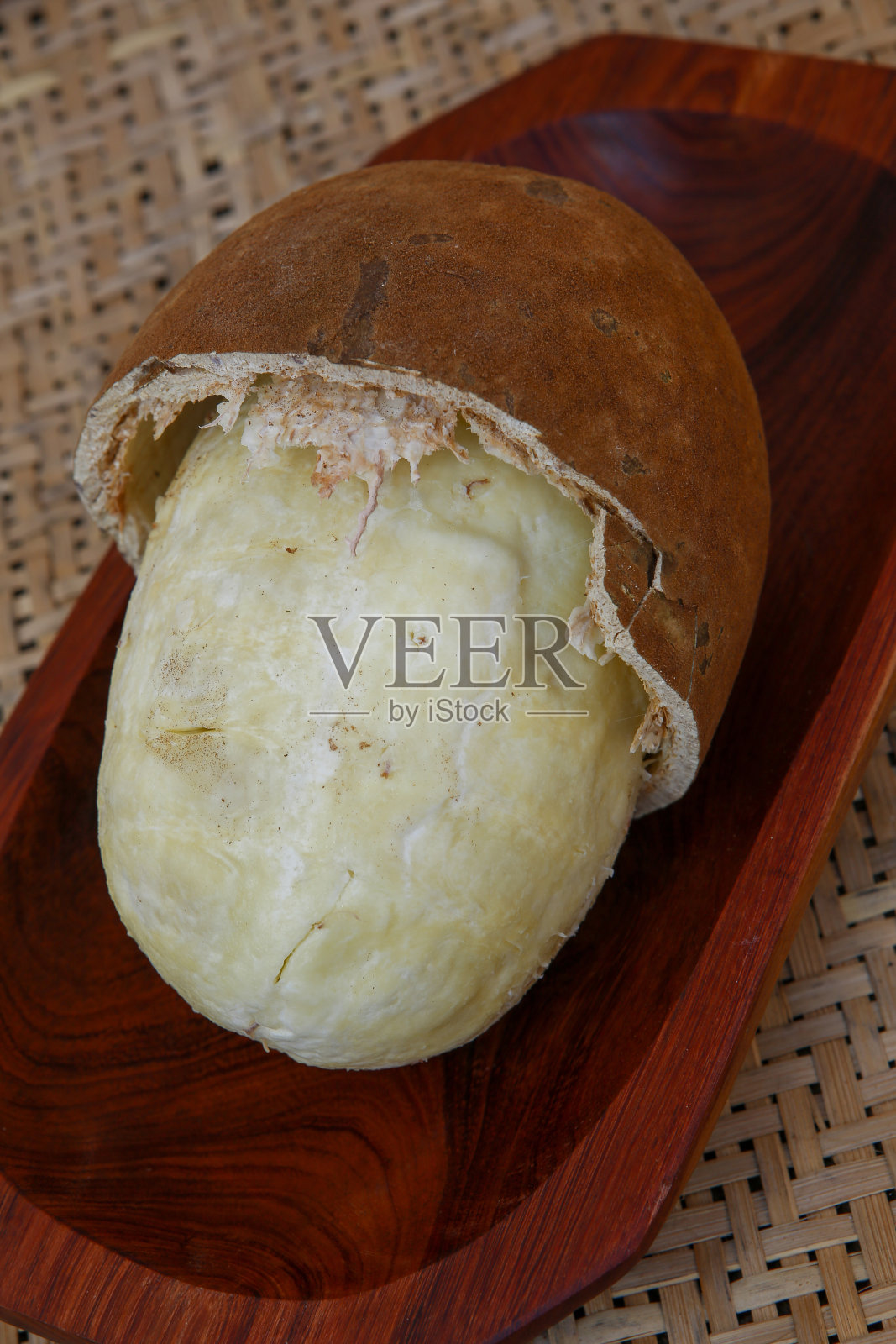 果壳破碎，果肉完整照片摄影图片