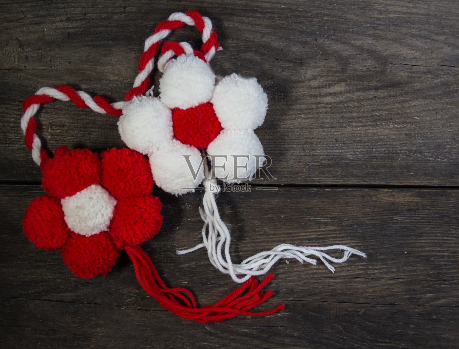 拿着羊毛绒球的花匠照片摄影图片