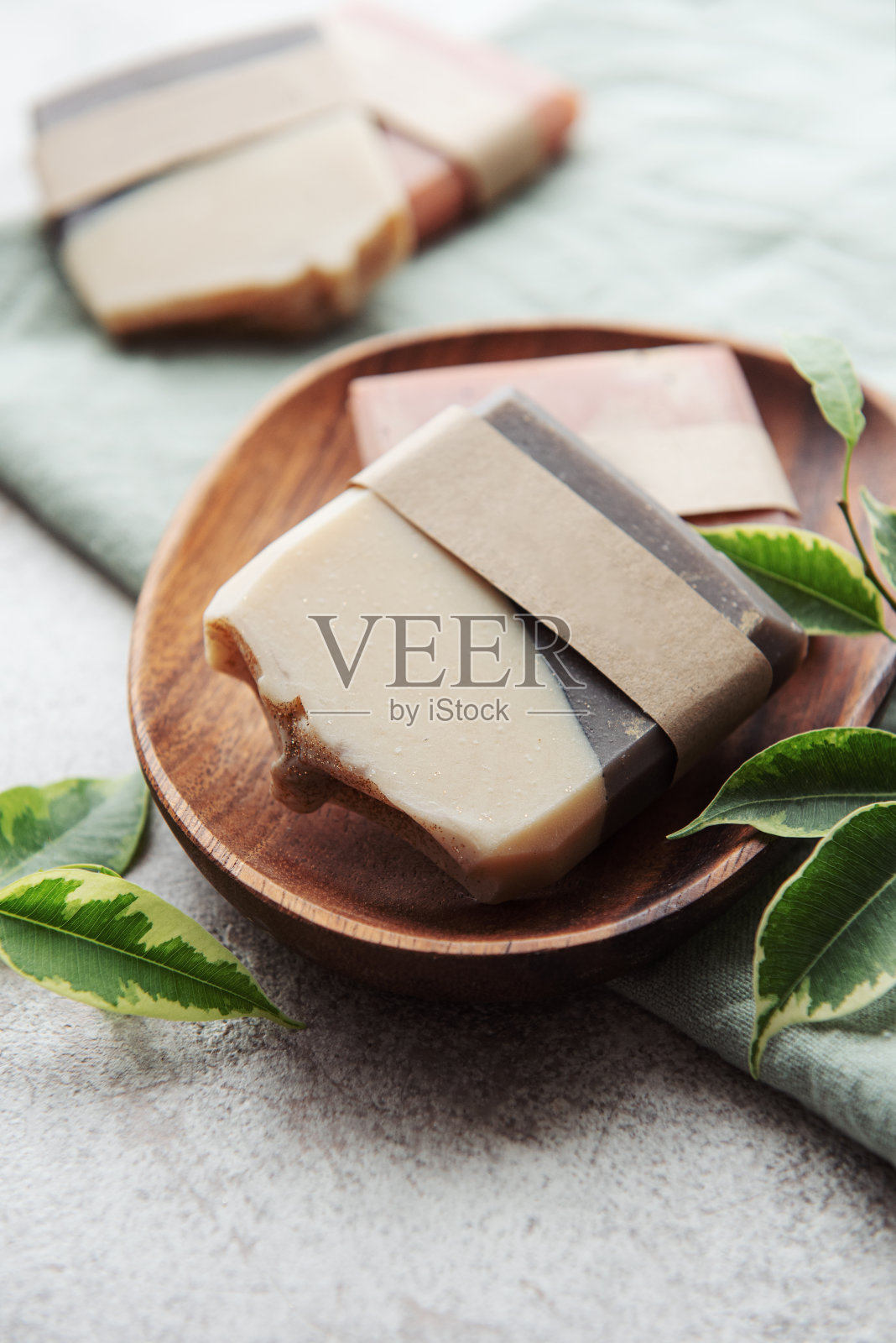 手工制作的肥皂条和绿叶照片摄影图片