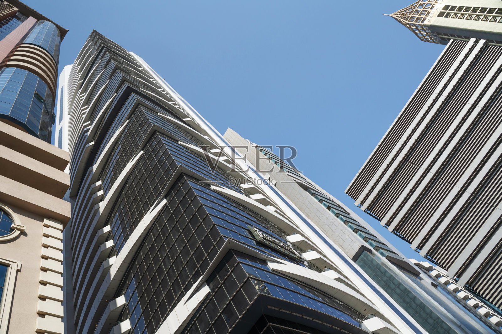 从地面向上仰望的摩天大楼局部照片摄影图片