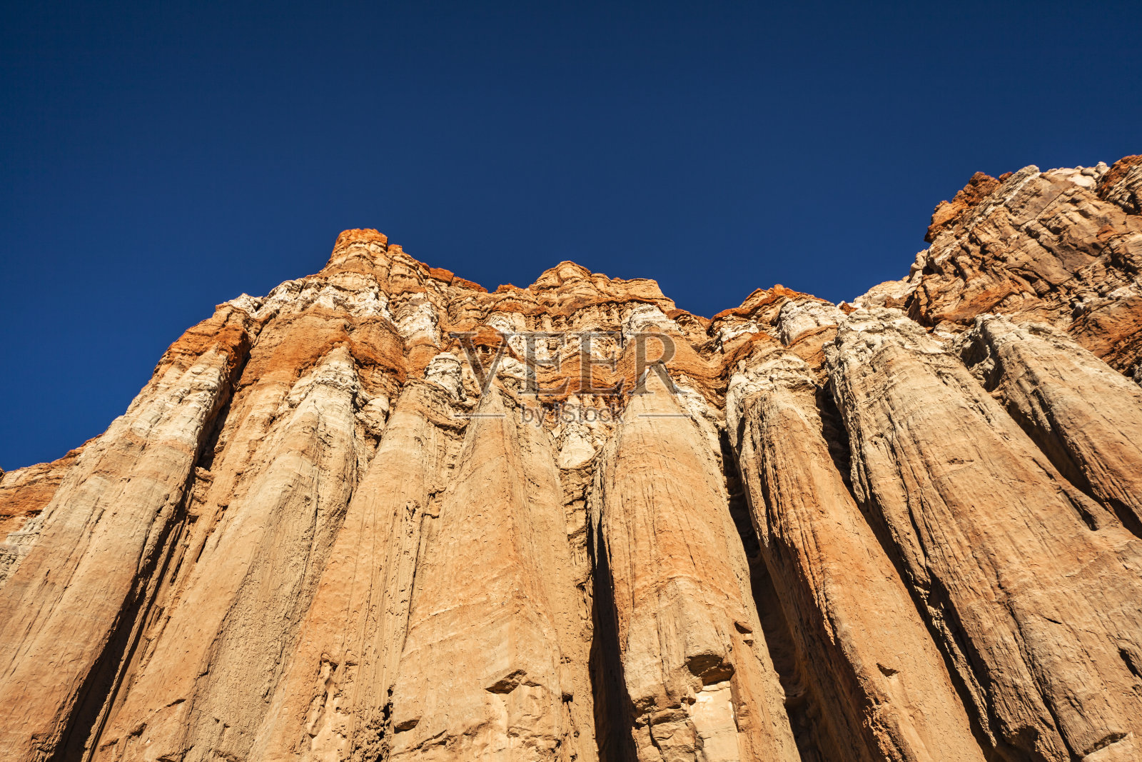 美国西部加利福尼亚州莫哈韦附近的红色悬崖和石质沙漠照片摄影图片