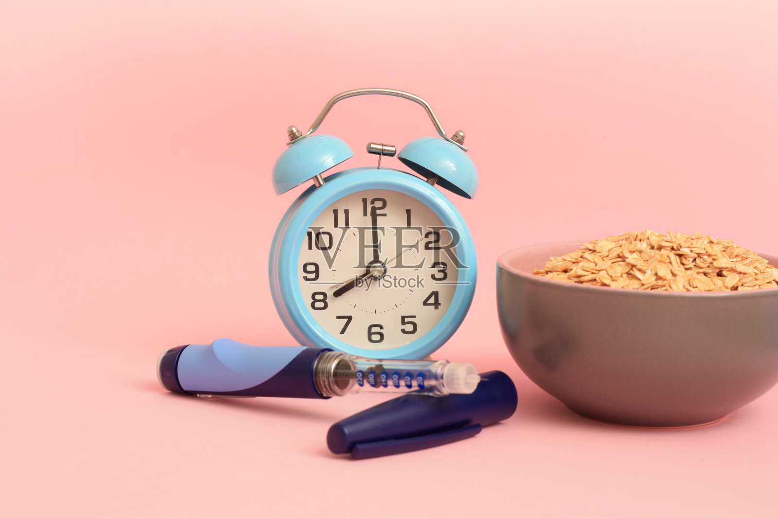 血糖仪和糖尿病食物的粉红色背景。照片摄影图片