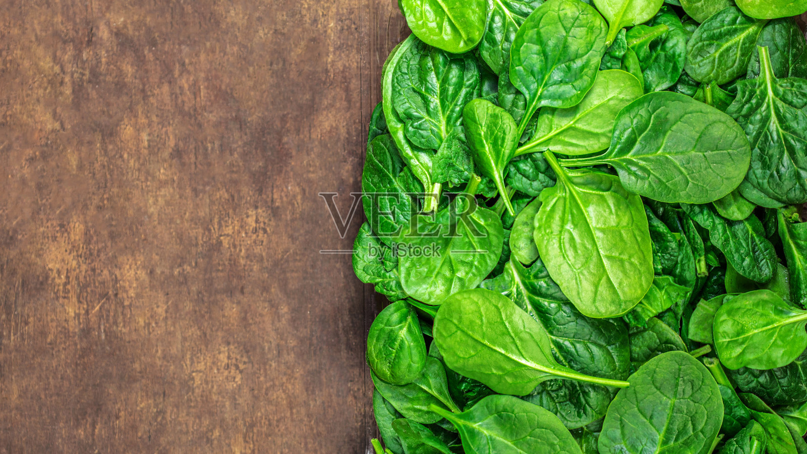 菠菜叶木制背景。新鲜菠菜特写镜头。前视图。Copyspace“n照片摄影图片
