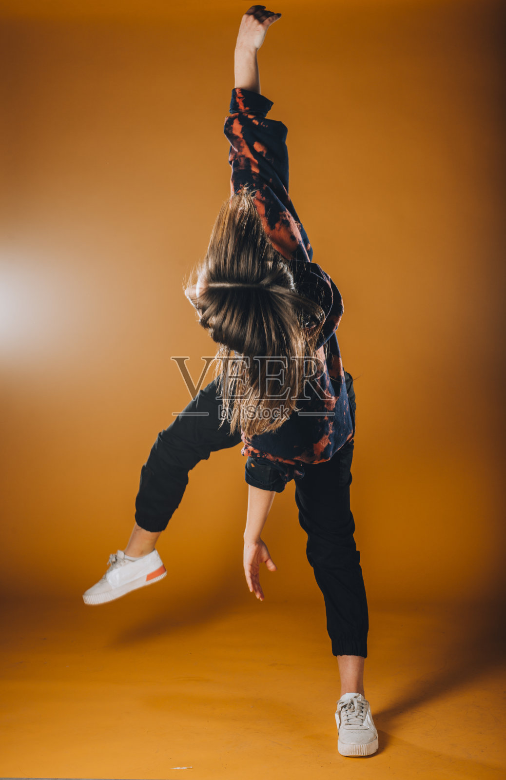 当代舞蹈女艺术家照片摄影图片