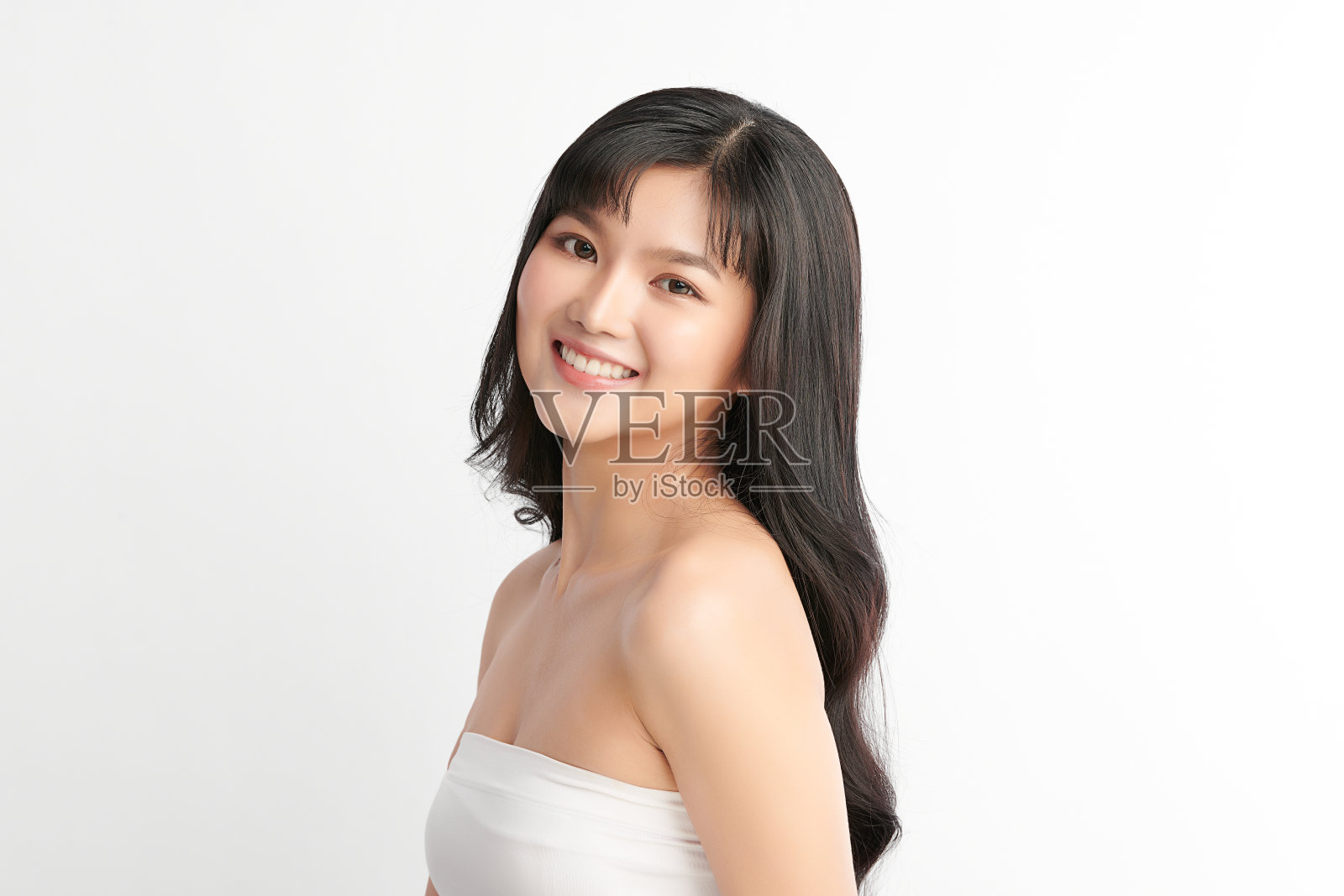 美丽年轻的亚洲女性干净清新的皮肤在白色背景，面部护理，面部护理，美容，美容和水疗，亚洲女性肖像。照片摄影图片